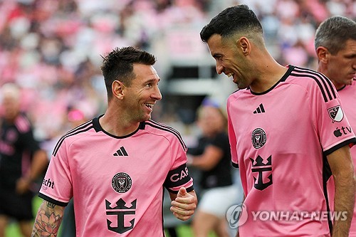 축구의 신 리오넬 메시가 은퇴를 시사하는 듯한 발언을 남겼다. 메시는 최근 ESPN 아르헨티나와의 인터뷰에서 자신의 커리어에서 남은 시간이 많지 않다면서 축구를 그만둔 이후 생각날 만한 것들을 열심히 하고 있다고 밝혔다. 또 메시는 다가오는 2024 파리올림픽에 참가하는 대신 코파 아메리카에 집중할 것이라는 점을 분명히 했고, 2026 FIFA 북중미 월드컵 참가 가능성을 닫지 않으면서도 기록을 위해 월드컵에 참가하는 일은 없을 거라고 했다. 사진 연합뉴스