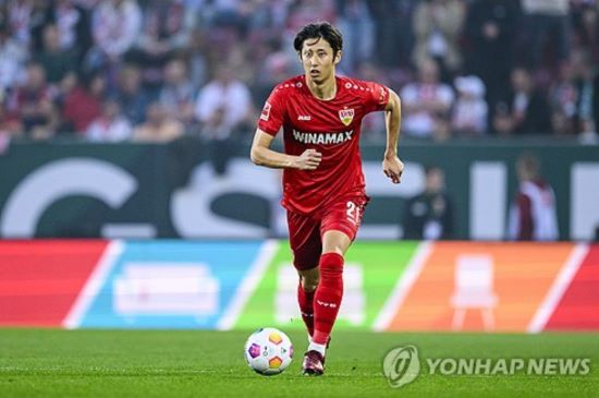 일본 축구대표팀 주전 수비수 이토 히로키가 독일 분데스리가 슈투트가르트에서 같은 리그 명문 바이에른 뮌헨으로 이적할 전망이다. 이적시장 전문가 파브리치오 로마노가 이토의 이적이 거의 끝났다며 '히어 위 고'를 외쳤다. 이토는 손흥민 소속팀인 토트넘 이적이 유력했으나 뮌헨으로 결정했다. 6개월 전 루마니아 수비수 라드 드라구신이 뮌헨 2배 연봉 제안에도 불구하고 토트넘을 선택한 것돠 정반대다. 연합뉴스