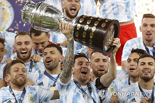 축구의 신 리오넬 메시가 은퇴를 시사하는 듯한 발언을 남겼다. 메시는 최근 ESPN 아르헨티나와의 인터뷰에서 자신의 커리어에서 남은 시간이 많지 않다면서 축구를 그만둔 이후 생각날 만한 것들을 열심히 하고 있다고 밝혔다. 또 메시는 다가오는 2024 파리올림픽에 참가하는 대신 코파 아메리카에 집중할 것이라는 점을 분명히 했고, 2026 FIFA 북중미 월드컵 참가 가능성을 닫지 않으면서도 기록을 위해 월드컵에 참가하는 일은 없을 거라고 했다. 사진 연합뉴스