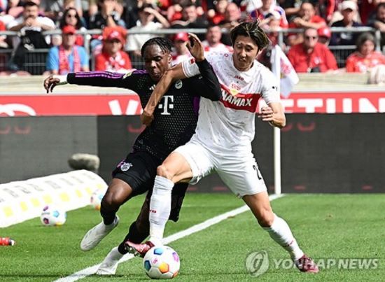 일본 축구대표팀 주전 수비수 이토 히로키가 독일 분데스리가 슈투트가르트에서 같은 리그 명문 바이에른 뮌헨으로 이적할 전망이다. 이적시장 전문가 파브리치오 로마노가 이토의 이적이 거의 끝났다며 '히어 위 고'를 외쳤다. 이토는 손흥민 소속팀인 토트넘 이적이 유력했으나 뮌헨으로 결정했다. 6개월 전 루마니아 수비수 라드 드라구신이 뮌헨 2배 연봉 제안에도 불구하고 토트넘을 선택한 것돠 정반대다. 연합뉴스