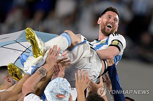 축구의 신 리오넬 메시가 은퇴를 시사하는 듯한 발언을 남겼다. 메시는 최근 ESPN 아르헨티나와의 인터뷰에서 자신의 커리어에서 남은 시간이 많지 않다면서 축구를 그만둔 이후 생각날 만한 것들을 열심히 하고 있다고 밝혔다. 또 메시는 다가오는 2024 파리올림픽에 참가하는 대신 코파 아메리카에 집중할 것이라는 점을 분명히 했고, 2026 FIFA 북중미 월드컵 참가 가능성을 닫지 않으면서도 기록을 위해 월드컵에 참가하는 일은 없을 거라고 했다. 사진 연합뉴스