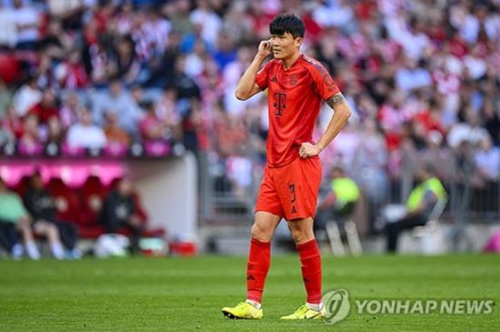 일본 축구대표팀 주전 수비수 이토 히로키가 독일 분데스리가 슈투트가르트에서 같은 리그 명문 바이에른 뮌헨으로 이적할 전망이다. 이적시장 전문가 파브리치오 로마노가 이토의 이적이 거의 끝났다며 '히어 위 고'를 외쳤다. 이토는 손흥민 소속팀인 토트넘 이적이 유력했으나 뮌헨으로 결정했다. 6개월 전 루마니아 수비수 라드 드라구신이 뮌헨 2배 연봉 제안에도 불구하고 토트넘을 선택한 것돠 정반대다. 연합뉴스