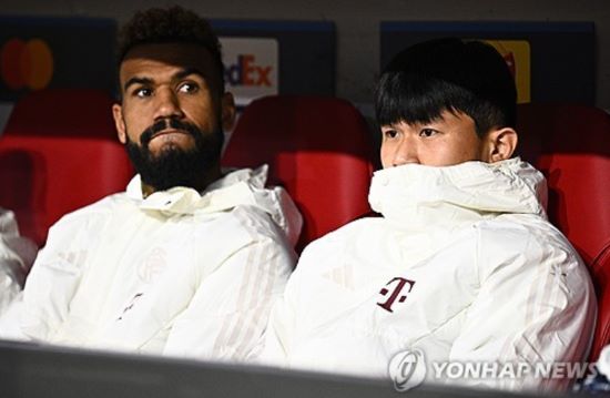 일본 축구대표팀 주전 수비수 이토 히로키가 독일 분데스리가 슈투트가르트에서 같은 리그 명문 바이에른 뮌헨으로 이적할 전망이다. 이적시장 전문가 파브리치오 로마노가 이토의 이적이 거의 끝났다며 '히어 위 고'를 외쳤다. 이토는 손흥민 소속팀인 토트넘 이적이 유력했으나 뮌헨으로 결정했다. 6개월 전 루마니아 수비수 라드 드라구신이 뮌헨 2배 연봉 제안에도 불구하고 토트넘을 선택한 것돠 정반대다. 연합뉴스