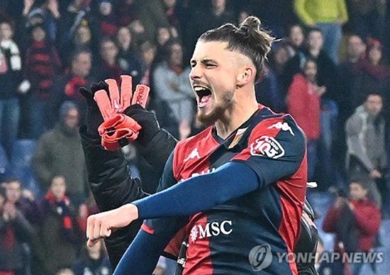 일본 축구대표팀 주전 수비수 이토 히로키가 독일 분데스리가 슈투트가르트에서 같은 리그 명문 바이에른 뮌헨으로 이적할 전망이다. 이적시장 전문가 파브리치오 로마노가 이토의 이적이 거의 끝났다며 '히어 위 고'를 외쳤다. 이토는 손흥민 소속팀인 토트넘 이적이 유력했으나 뮌헨으로 결정했다. 6개월 전 루마니아 수비수 라드 드라구신이 뮌헨 2배 연봉 제안에도 불구하고 토트넘을 선택한 것돠 정반대다. 연합뉴스