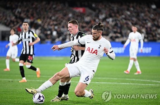 일본 축구대표팀 주전 수비수 이토 히로키가 독일 분데스리가 슈투트가르트에서 같은 리그 명문 바이에른 뮌헨으로 이적할 전망이다. 이적시장 전문가 파브리치오 로마노가 이토의 이적이 거의 끝났다며 '히어 위 고'를 외쳤다. 이토는 손흥민 소속팀인 토트넘 이적이 유력했으나 뮌헨으로 결정했다. 6개월 전 루마니아 수비수 라드 드라구신이 뮌헨 2배 연봉 제안에도 불구하고 토트넘을 선택한 것돠 정반대다. 연합뉴스