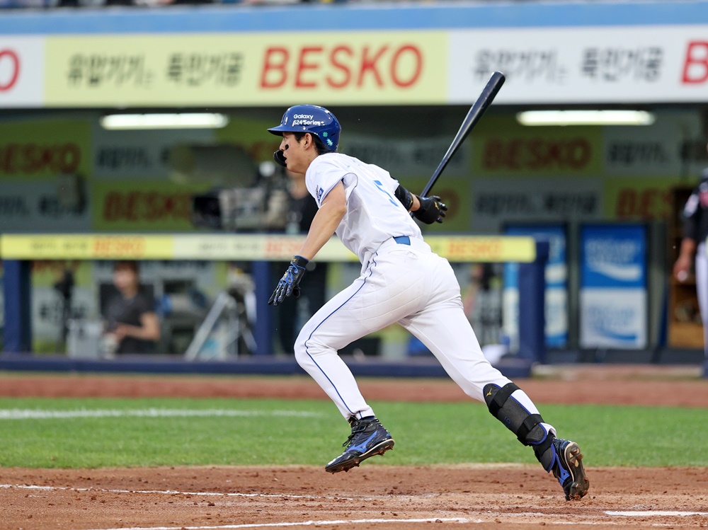 구자욱은 12일 대구 삼성라이온즈파크에서 열린 '2024 신한 SOL Bank KBO 리그' LG와 주중 3연전 두 번째 맞대결에서 3번타자 좌익수로 선발 출전. 6회말 추격하는 홈런포와 7회말 역전 결승타를 쳐 팀 승리를 이끌었다. 삼성 라이온즈