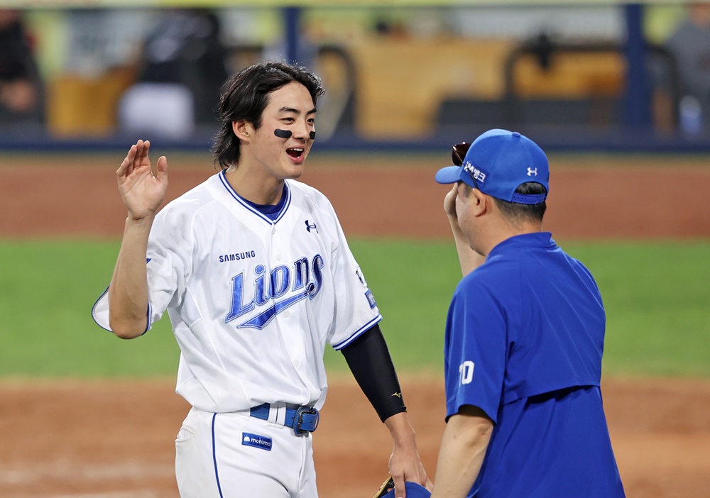 구자욱은 12일 대구 삼성라이온즈파크에서 열린 '2024 신한 SOL Bank KBO 리그' LG와 주중 3연전 두 번째 맞대결에서 3번타자 좌익수로 선발 출전. 6회말 추격하는 홈런포와 7회말 역전 결승타를 쳐 팀 승리를 이끌었다. 삼성 라이온즈