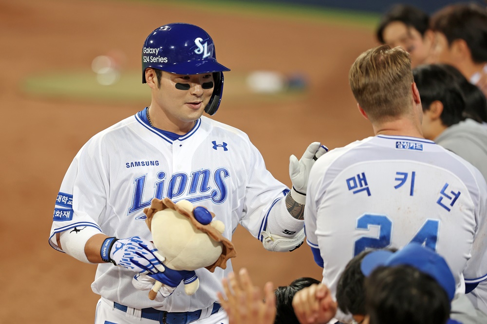 박병호는 13일 대구 삼성라이온즈파크에서 열린 '2024 신한 SOL Bank KBO 리그' LG와 주중 3연전 마지막 맞대결에 4번타자 1루수로 선발 출전. 2회말 솔로 홈런으로 한·미 통산 400홈런을 달성했다. 삼성 라이온즈