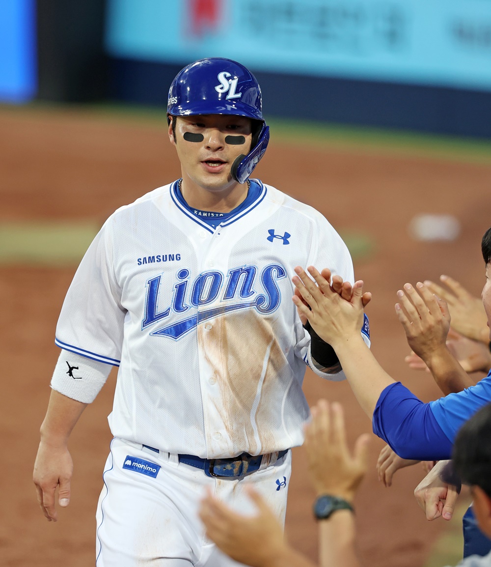 박병호는 13일 대구 삼성라이온즈파크에서 열린 '2024 신한 SOL Bank KBO 리그' LG와 주중 3연전 마지막 맞대결에 4번타자 1루수로 선발 출전. 2회말 솔로 홈런으로 한·미 통산 400홈런을 달성했다. 삼성 라이온즈