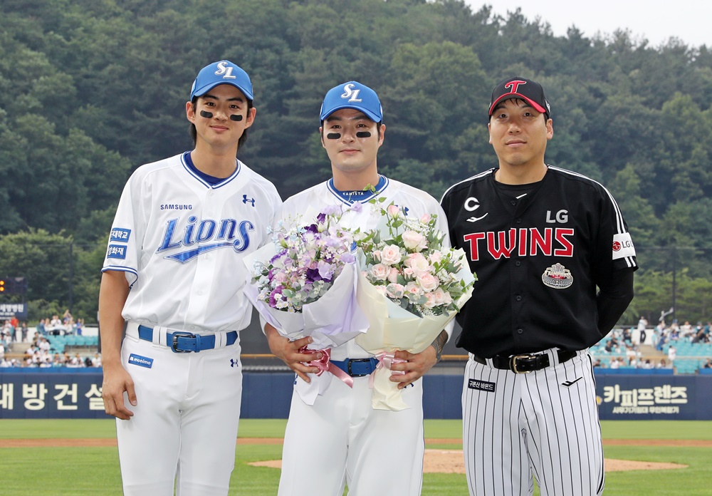 박병호(가운데)는 13일 대구 삼성라이온즈파크에서 열린 '2024 신한 SOL Bank KBO 리그' LG와 주중 3연전 마지막 맞대결에 4번타자 1루수로 선발 출전. 2회말 솔로 홈런으로 한·미 통산 400홈런을 달성했다. 삼성 라이온즈