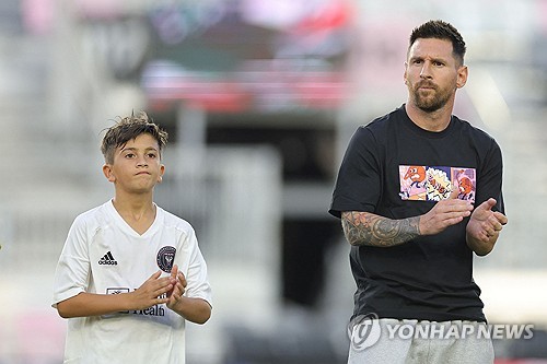 글로벌 매체 스포츠키다에 의하면 리오넬 메시의 아들 티아고 메시는 계속 2026 FIFA 북중미 월드컵에 대해 이야기하고 있다. 전설적인 축구선수 메시는 최근 ESPN과의 인터뷰에서 현역 은퇴가 머지 않았으며 기록을 위해 다음 월드컵에 참가할 생각이 없다고 말했다. 지난 2022 카타르 월드컵 챔피언 메시는 만약 2026 북중미 월드컵에도 참가하면 전무후무한 월드컵 6회 참가 대기록을 달성하게 된다. 다음 월드컵 출전을 확답하지 않은 메시는 최근 자신의 아들과 월드컵에 대해 많은 이야기를 하고 있다고 고백했다. 연합뉴스