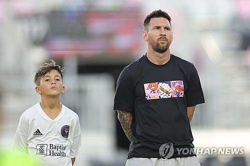 글로벌 매체 스포츠키다에 의하면 리오넬 메시의 아들 티아고 메시는 계속 2026 FIFA 북중미 월드컵에 대해 이야기하고 있다. 전설적인 축구선수 메시는 최근 ESPN과의 인터뷰에서 현역 은퇴가 머지 않았으며 기록을 위해 다음 월드컵에 참가할 생각이 없다고 말했다. 지난 2022 카타르 월드컵 챔피언 메시는 만약 2026 북중미 월드컵에도 참가하면 전무후무한 월드컵 6회 참가 대기록을 달성하게 된다. 다음 월드컵 출전을 확답하지 않은 메시는 최근 자신의 아들과 월드컵에 대해 많은 이야기를 하고 있다고 고백했다. 연합뉴스