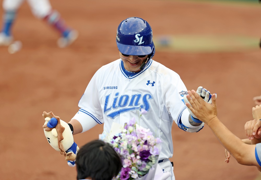 박병호는 13일 대구 삼성라이온즈파크에서 열린 '2024 신한 SOL Bank KBO 리그' LG와 주중 3연전 마지막 맞대결에 4번타자 1루수로 선발 출전. 2회말 솔로 홈런으로 한·미 통산 400홈런을 달성했다. 삼성 라이온즈