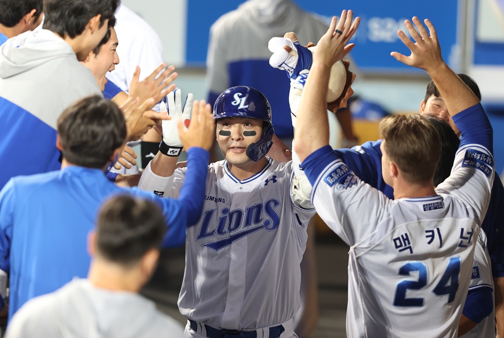 박병호는 13일 대구 삼성라이온즈파크에서 열린 '2024 신한 SOL Bank KBO 리그' LG와 주중 3연전 마지막 맞대결에 4번타자 1루수로 선발 출전. 2회말 솔로 홈런으로 한·미 통산 400홈런을 달성했다. 삼성 라이온즈