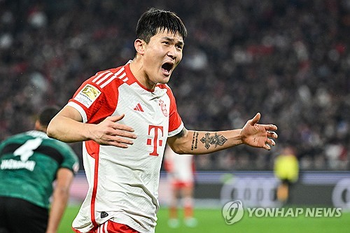 글로벌 매체 GOAL은 13일(한국시간) 바이에른 뮌헨이 이토 히로키와 같은 왼발잡이 센터백을 위해 3000만 유로를 기꺼이 지불한다는 사실은 김민재가 유력한 이적 대상자라는 걸 의미할 수 있다고 보도했다. 이번 여름 뮌헨은 슈투트가르트 센터백 이토 히로키 영입이 임박했고 바이엘 레버쿠젠 수비수 요나탄 타 영입도 유력한 상황이다. 기존의 뮌헨 센터백 중 마테이스 더리흐트가 현재 유력한 방출 후보이지만 매체는 분데스리가 정상급 센터백이 2명이나 영입된다면 김민재 역시 입지가 흔들릴 수 있다고 주장했다. 연합뉴스