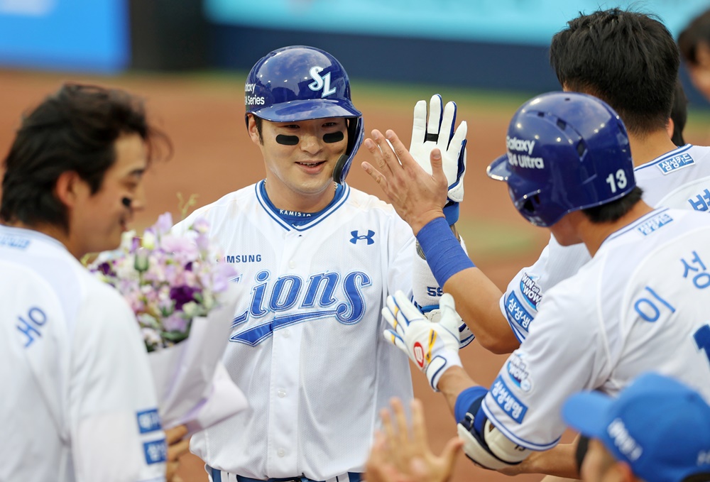 박병호는 13일 대구 삼성라이온즈파크에서 열린 '2024 신한 SOL Bank KBO 리그' LG와 주중 3연전 마지막 맞대결에 4번타자 1루수로 선발 출전. 2회말 솔로 홈런으로 한·미 통산 400홈런을 달성했다. 삼성 라이온즈