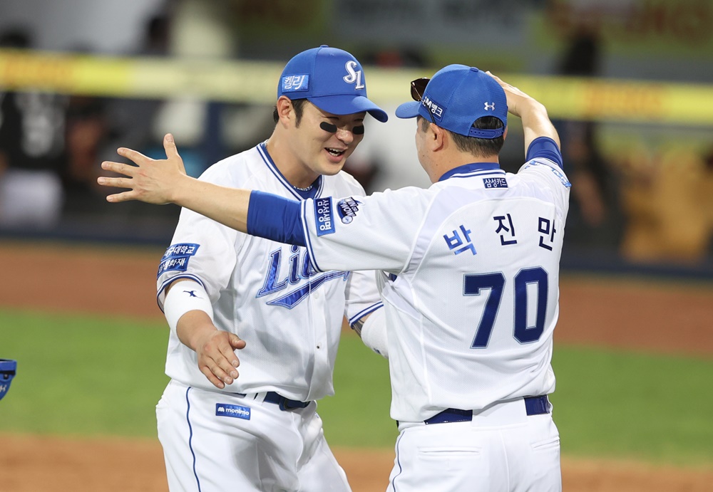 박병호(왼쪽)는 13일 대구 삼성라이온즈파크에서 열린 '2024 신한 SOL Bank KBO 리그' LG와 주중 3연전 마지막 맞대결에 4번타자 1루수로 선발 출전. 2회말 솔로 홈런으로 한·미 통산 400홈런을 달성했다. 삼성 라이온즈