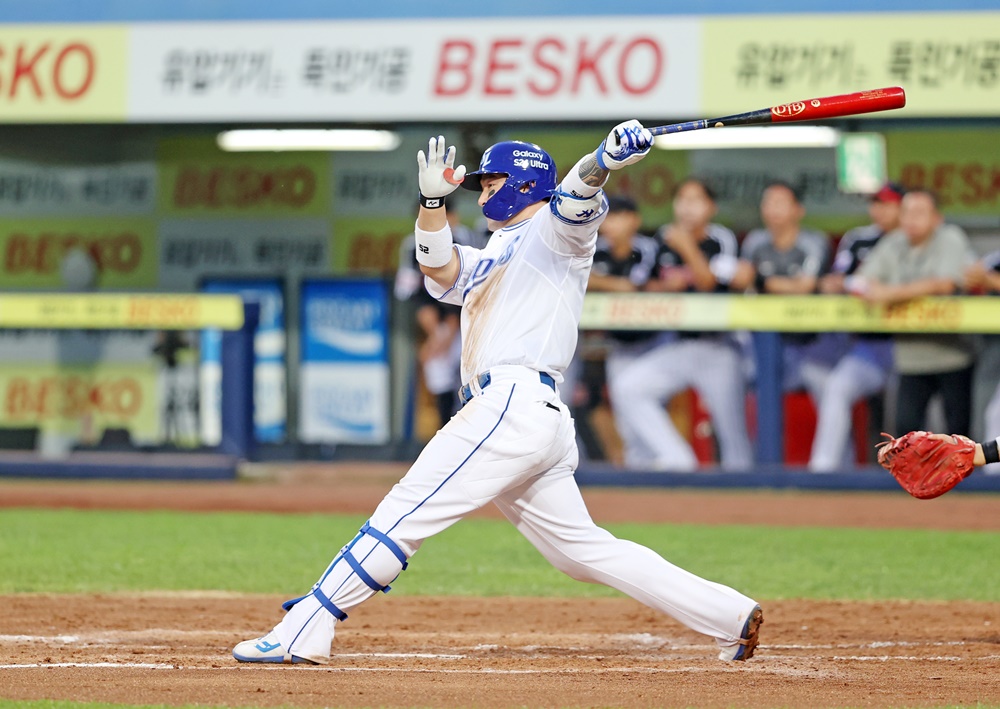 박병호는 13일 대구 삼성라이온즈파크에서 열린 '2024 신한 SOL Bank KBO 리그' LG와 주중 3연전 마지막 맞대결에 4번타자 1루수로 선발 출전. 2회말 솔로 홈런으로 한·미 통산 400홈런을 달성했다. 삼성 라이온즈