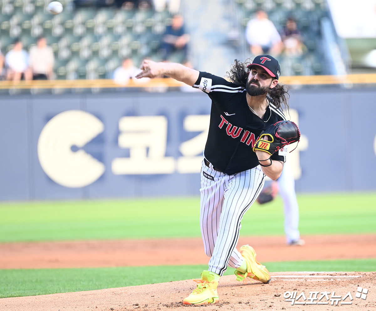 켈리는 13일 대구 삼성라이온즈파크에서 열린 '2024 신한 SOL Bank KBO 리그' 삼성과 주중 3연전 마지막 경기에 선발 등판. 8이닝 6실점으로 완투패를 기록했다. 엑스포츠뉴스 DB