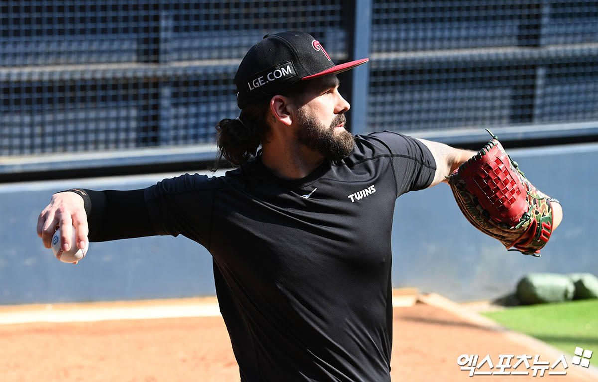 켈리는 13일 대구 삼성라이온즈파크에서 열린 '2024 신한 SOL Bank KBO 리그' 삼성과 주중 3연전 마지막 경기에 선발 등판. 8이닝 6실점으로 완투패를 기록했다. 엑스포츠뉴스 DB