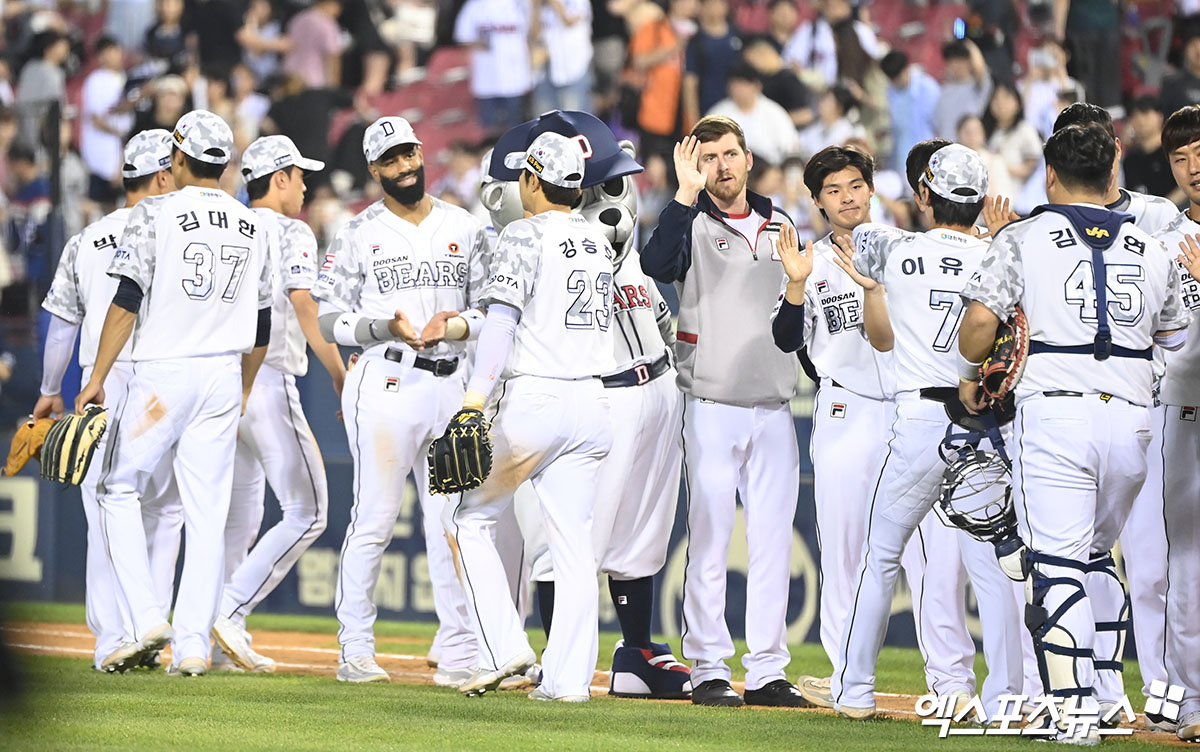 '2024 신한 SOL 뱅크 KBO리그'가 리그 반환점을 앞두고도 1~4위 승차가 1경기에 불과하고, 최하위도 4할 승률을 사수하는 등 어느 해보다 박진감 넘치는 순위 싸움을 펼치고 있어 14~16일 주말 3연전에 대한 관심이 뜨겁다. 사진은 두산이 13일 한화와 홈 경기를 이긴 뒤 자축하는 모습이다. 엑스포츠뉴스DB