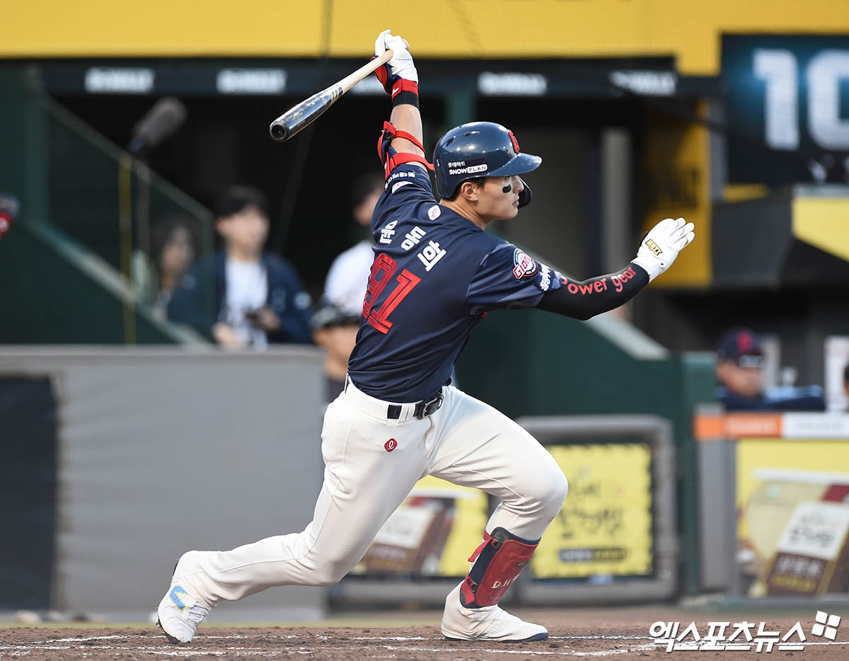 윤동희는 윤동희는 14일 잠실구장에서 열린 '2024 신한 SOL Bank KBO 리그' LG 트윈스와 주말 3연전 첫 경기에서 1번타자 우익수로 선발 출전. 왼쪽 옆구리 통증으로 대수비 최항과 교체됐다. 엑스포츠뉴스 DB