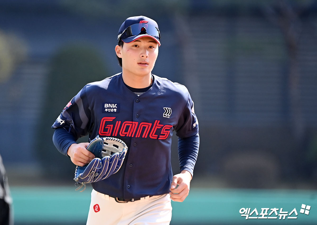 윤동희는 윤동희는 14일 잠실구장에서 열린 '2024 신한 SOL Bank KBO 리그' LG 트윈스와 주말 3연전 첫 경기에서 1번타자 우익수로 선발 출전. 왼쪽 옆구리 통증으로 대수비 최항과 교체됐다. 엑스포츠뉴스 DB