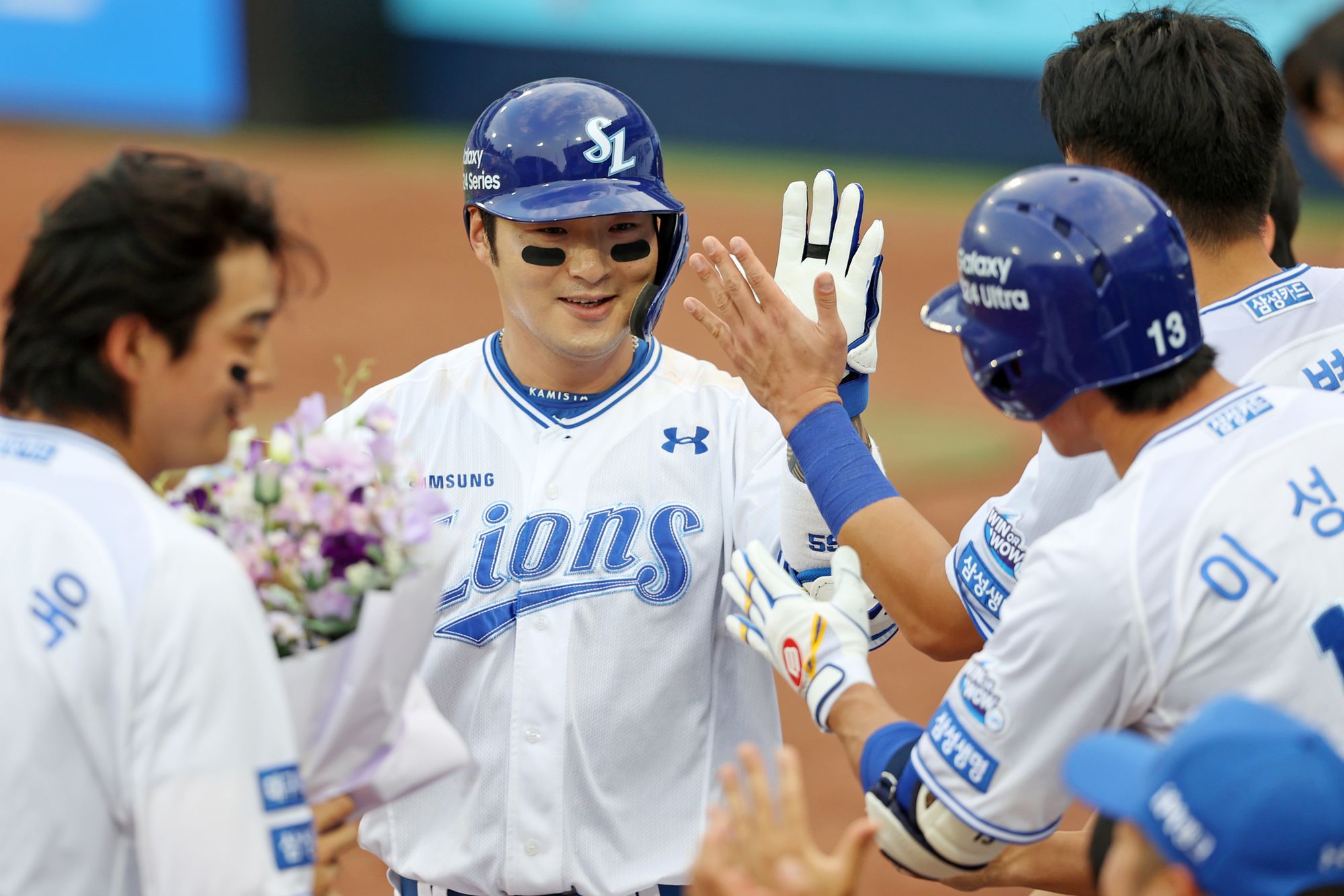 삼성 라이온즈 박병호가 지난 13일 한미 통산 400홈런을 달성한 뒤 동료들의 축하를 받고 있다. 삼성 라이온즈 제공