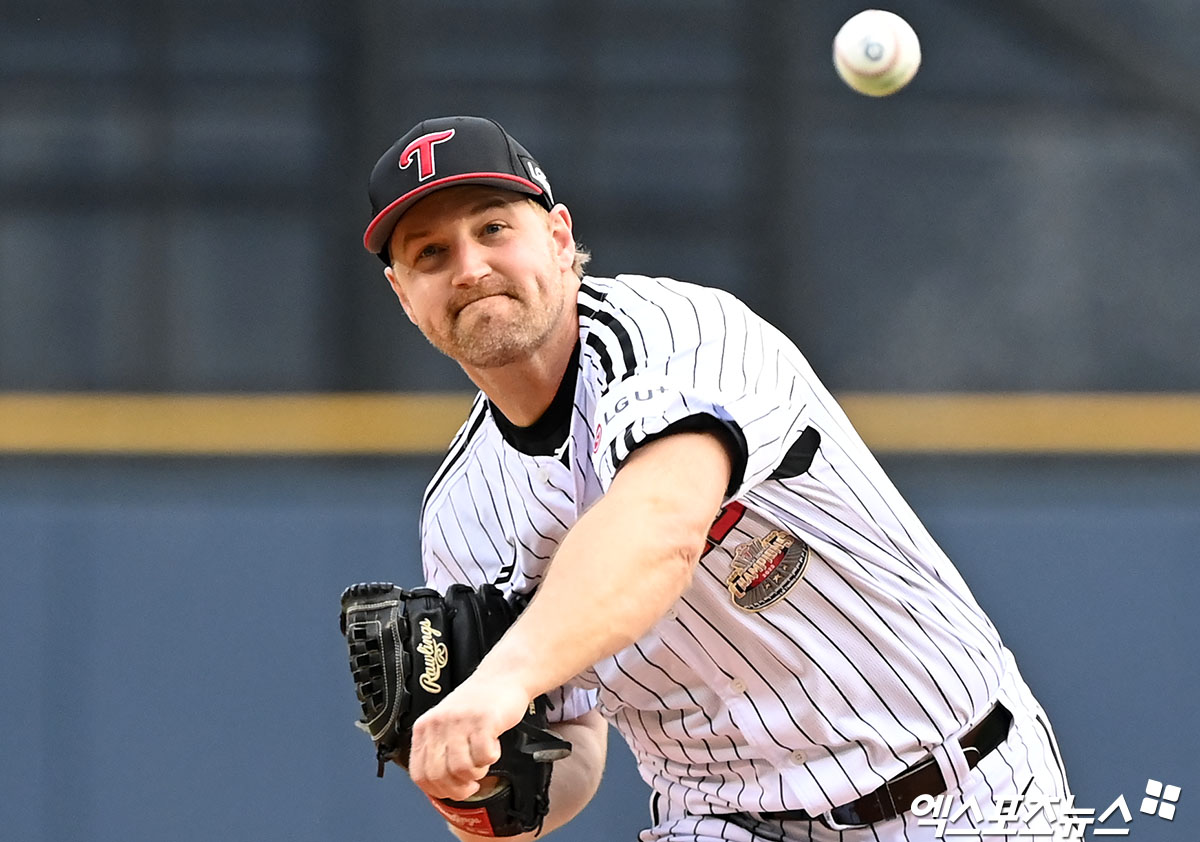 LG 외인 투수 엔스가 14일 잠실구장에서 열린 '2024 신한 SOL Bank KBO 리그' 롯데와 주말 3연전 첫 경기에서 투구하고 있다. 옌스는 이날 6이닝 3실점으로 팀 승리에 힘을 보태며 시즌 8승(2패)을 기록했다. LG는 이날 5-3으로 승리하며 4연패를 탈출했다. 잠실, 김한준 기자