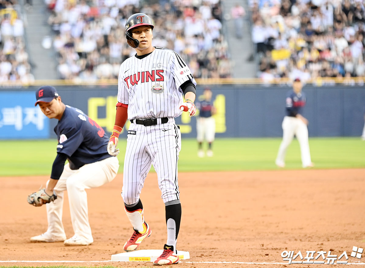 LG 박해민이 14일 잠실구장에서 열린 '2024 신한 SOL Bank KBO 리그' 롯데와 주말 3연전 첫 경기에서 8번타자 중견수로 선발 출전, 2회말 싹쓸이 3루타로 결승타를 친 뒤 세리머니하고 있다. LG는 이날 5-3으로 승리하면서 4연패를 탈출했다. 시즌 전적 39승 2무 29패를 기록하며 2위를 지켰다. 롯데는 최근 4연속 위닝시리즈를 챙기면서 상승세를 탔으나 이번 시리즈에선 첫 경기를 졌다. 잠실, 김한준 기자