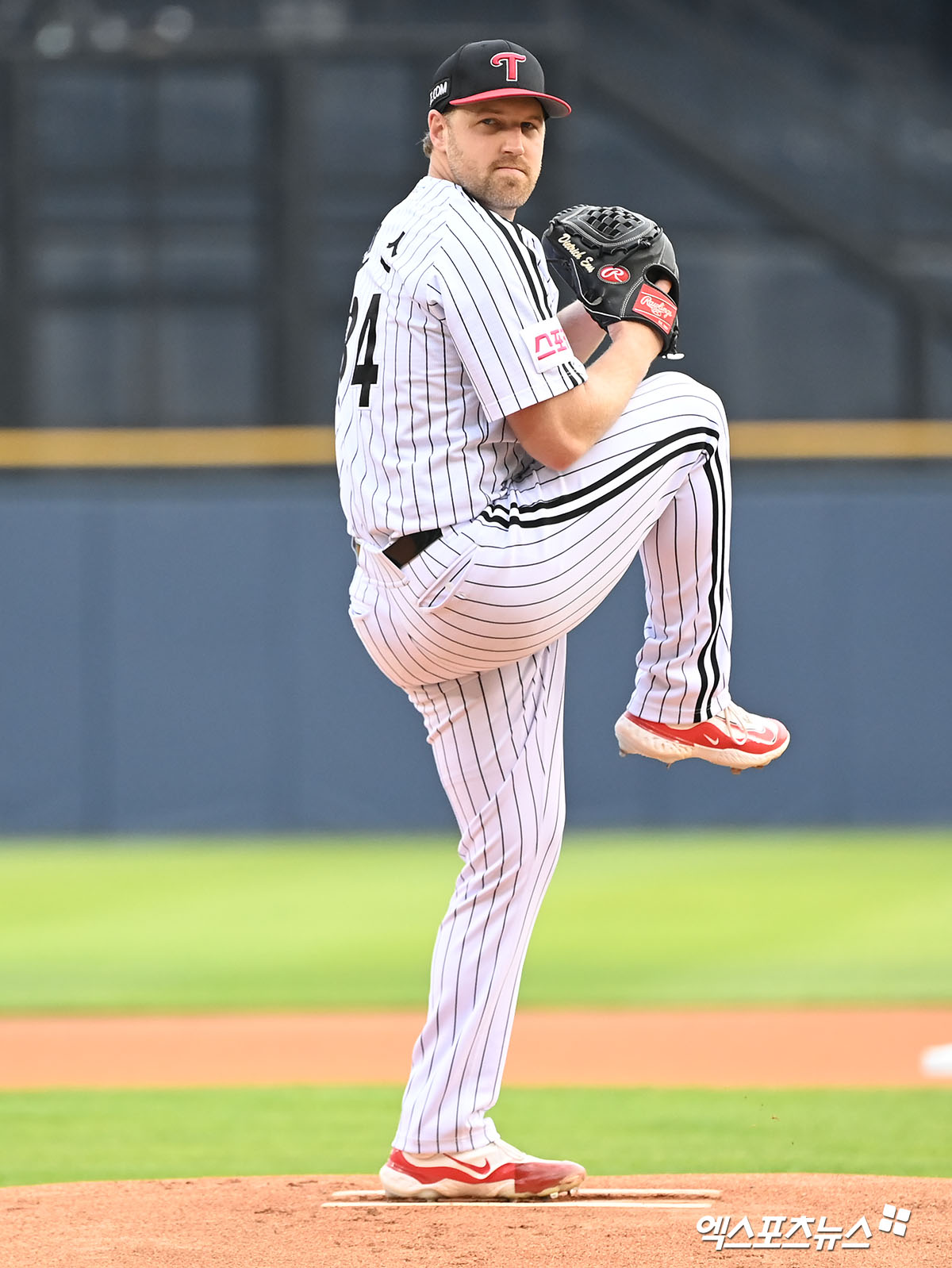 LG 외인 투수 엔스가 14일 잠실구장에서 열린 '2024 신한 SOL Bank KBO 리그' 롯데와 주말 3연전 첫 경기에서 투구를 준비하고 있다. LG는 이날 5-3으로 승리하며 4연패를 탈출했고, 시즌 전적 39승 2무 29패를 기록하며 2위를 지켰다. 롯데는 최근 4연속 위닝시리즈를 챙기면서 상승세를 탔으나 이번 시리즈에선 첫 경기를 졌다. 잠실, 김한준 기자