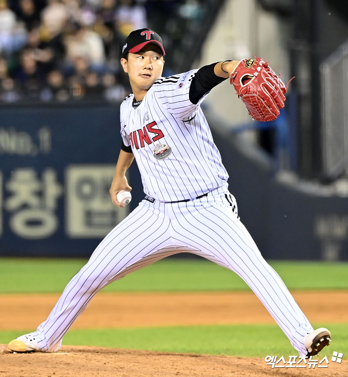 LG 마무리 투수 유영찬이 14일 잠실구장에서 열린 '2024 신한 SOL Bank KBO 리그' 롯데와 주말 3연전 첫 경기에서 투구하고 있다. 유영찬은 이날 1⅔이닝 무실점으로 팀 승리에 힘을 보탰다. LG는 이날 5-3으로 승리하면서 4연패를 탈출했다. 시즌 전적 39승 2무 29패를 기록하며 2위를 지켰다. 롯데는 최근 4연속 위닝시리즈를 챙기면서 상승세를 탔으나 이번 시리즈에선 첫 경기를 졌다. 잠실, 김한준 기자