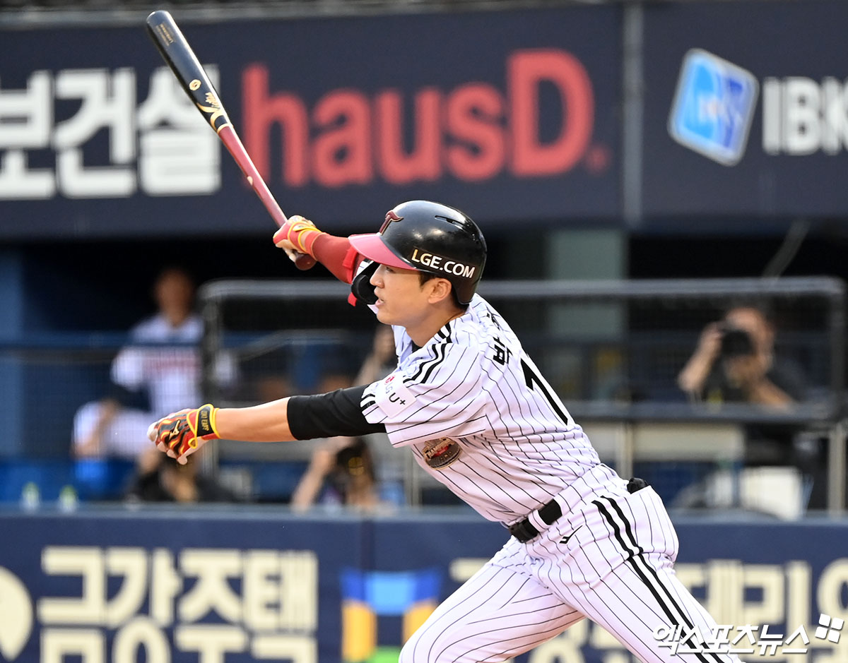 LG 타자 박해민이 14일 잠실구장에서 열린 '2024 신한 SOL Bank KBO 리그' 롯데와 주말 3연전 첫 경기에서 타격을 하고 있다. 박해민은 이날 2회말 싹쓸이 3루타로 결승타를 쳐 팀 승리를 이끌었다. LG는 이날 5-3으로 승리하면서 4연패를 탈출했으며, 시즌 전적 39승 2무 29패를 기록하고 2위를 지켰다. 롯데는 최근 4연속 위닝시리즈를 챙기면서 상승세를 탔으나 이번 시리즈에선 첫 경기를 졌다. 잠실, 김한준 기자