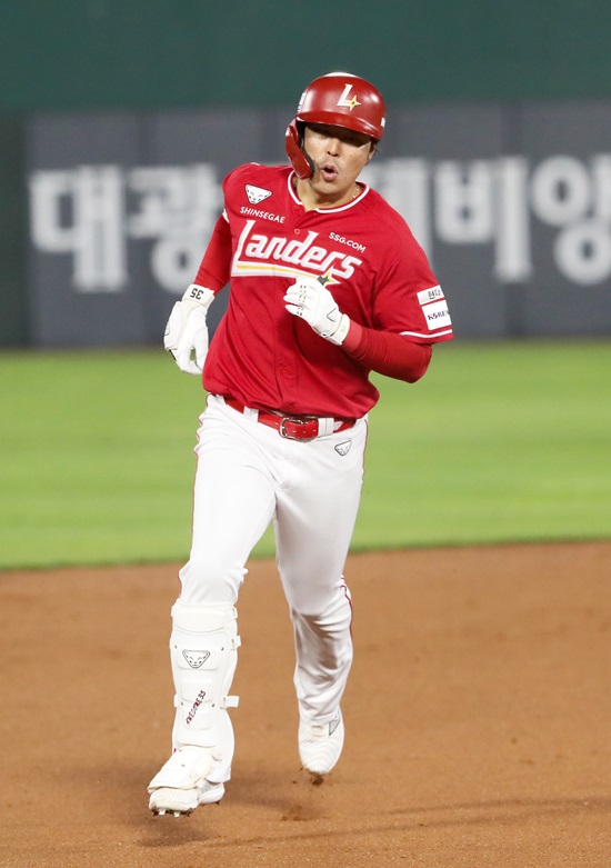 SSG 좌타 거포 한유섬이 6월 14일 대전 한화생명이글스파크에서 열린 2024 신한 SOL Bank KBO리그 한화 이글스와의 팀간 9차전에서 홈런 포함 2안타 3타점으로 맹타를 휘둘렀다. 사진 SSG 랜더스