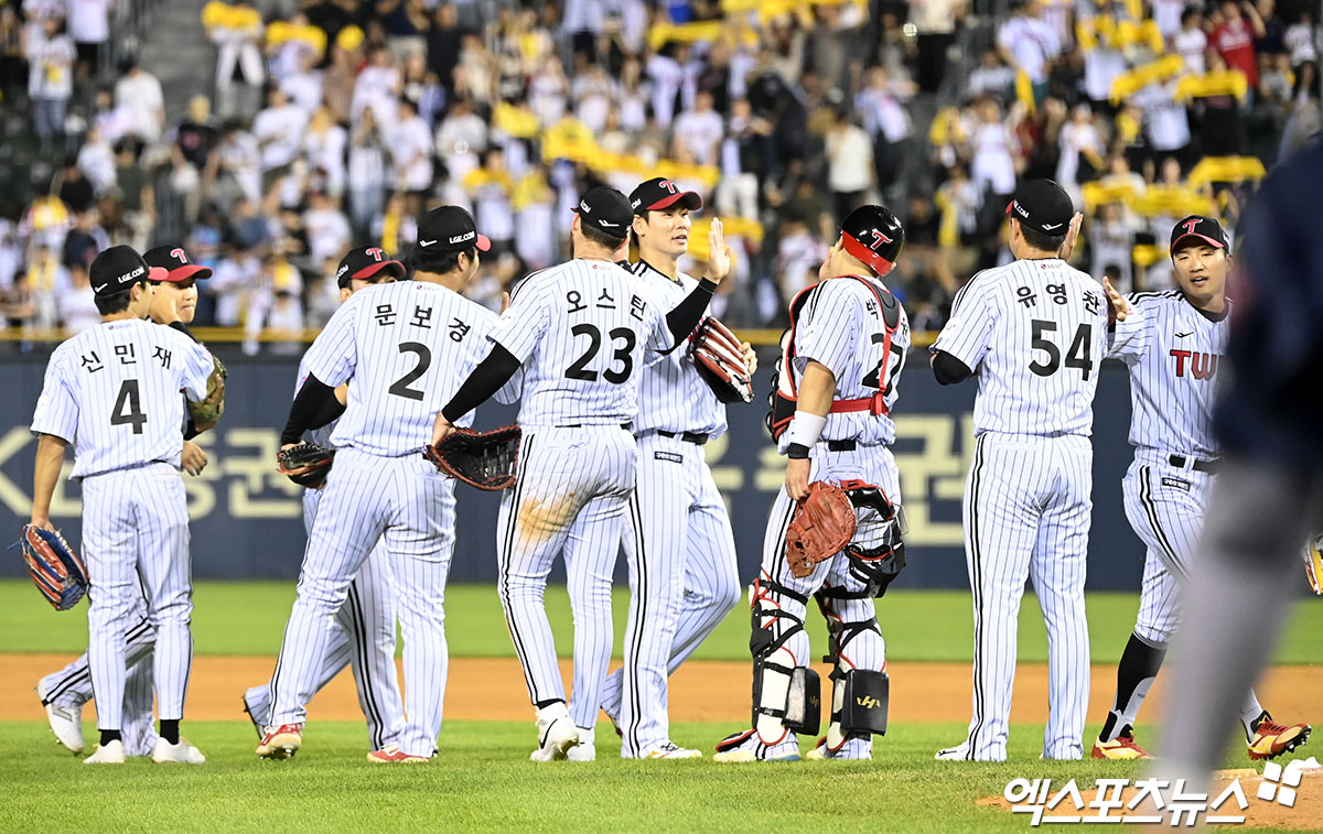 LG는 14일 잠실구장에서 열린 '2024 신한 SOL Bank KBO 리그' 롯데와 주말 3연전 첫 경기에서 5-3으로 승리했다. 팀은 이날 승리로 4연패를 탈출하며 분위기 반전에 나섰다. 잠실, 김한준 기자