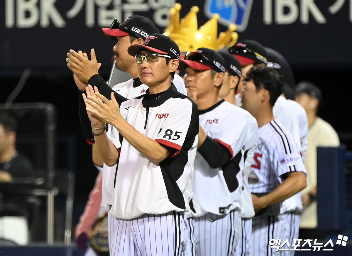 LG 선수단이 14일 잠실구장에서 열린 '2024 신한 SOL Bank KBO 리그' 롯데와 주말 3연전 첫 경기에서 5-3으로 승리한 뒤 자축하고 있다. LG는 이날 승리로 4연패를 탈출하며 분위기 반전에 나섰다. 잠실, 김한준 기자