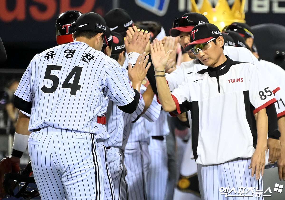 LG 선수단이 14일 잠실구장에서 열린 '2024 신한 SOL Bank KBO 리그' 롯데와 주말 3연전 첫 경기에서 5-3으로 승리한 뒤 자축하고 있다. LG는 이날 승리로 4연패를 탈출하며 분위기 반전에 나섰다. 잠실, 김한준 기자