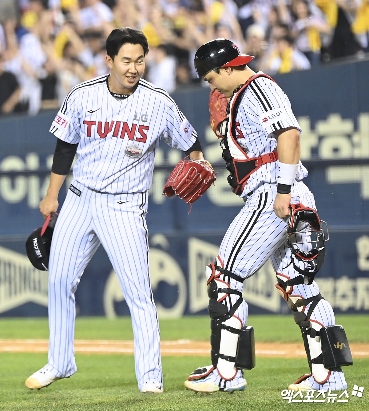 LG 마무리 투수 유영찬(왼쪽)이 14일 잠실구장에서 열린 '2024 신한 SOL Bank KBO 리그' 롯데와 주말 3연전 첫 경기에서 동료와 대화하고 있다. 유영찬은 이날 1⅔이닝 무실점으로 팀 승리와 4연패에 힘을 보탰다. 잠실, 김한준 기자