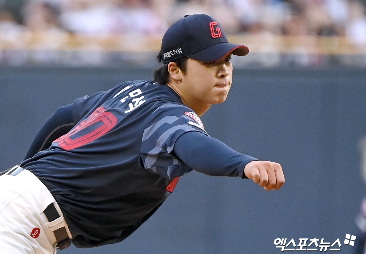 롯데 투수 이민석은 14일 잠실구장에서 열린 '2024 신한 SOL Bank KBO 리그' LG와 주말 3연전 첫 경기에 선발 등판했다. 이날 2⅓이닝 4실점으로 부진한 투구를 선보였다. 잠실, 김한준 기자