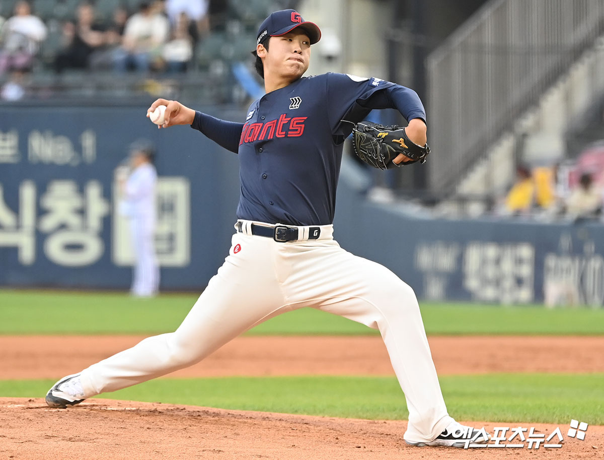 롯데 투수 이민석은 14일 잠실구장에서 열린 '2024 신한 SOL Bank KBO 리그' LG와 주말 3연전 첫 경기에 선발 등판했다. 이날 2⅓이닝 4실점으로 부진한 투구를 선보였다. 잠실, 김한준 기자