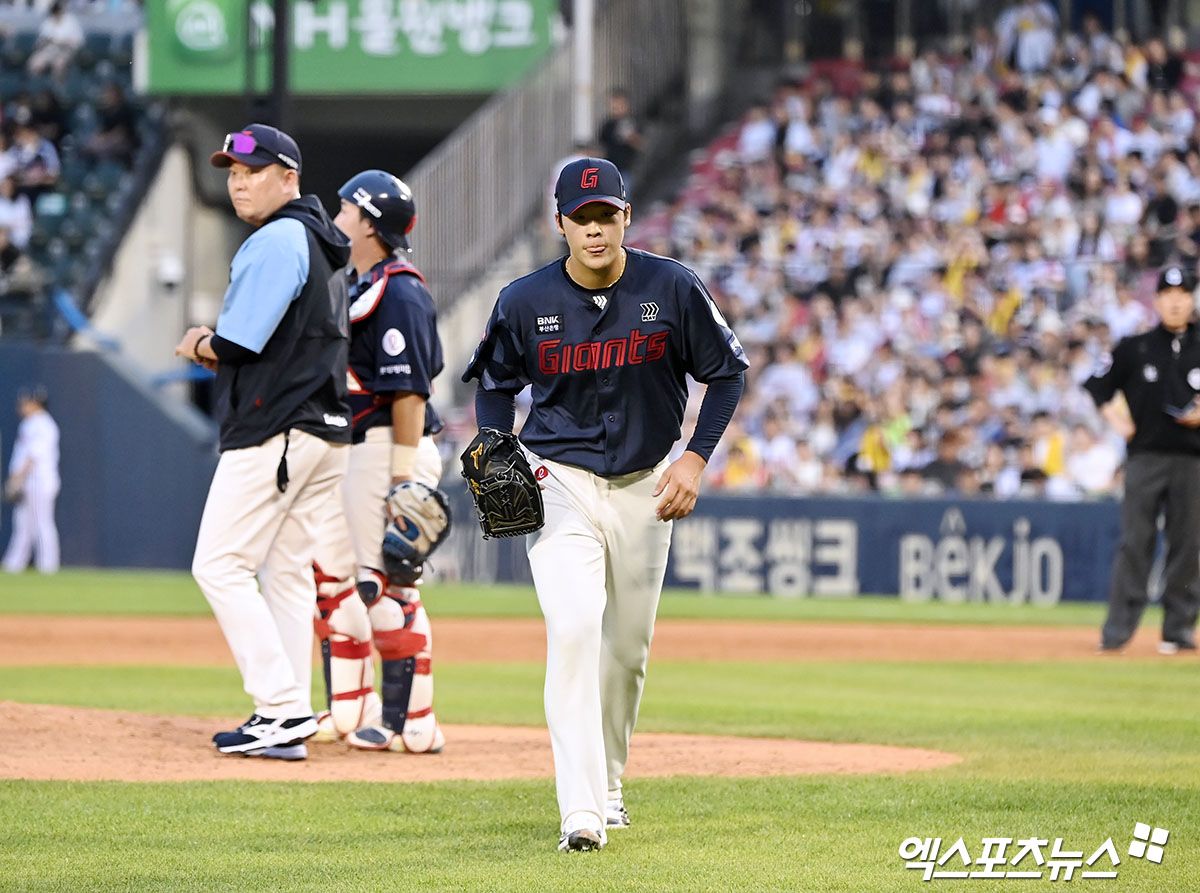 롯데 투수 이민석은 14일 잠실구장에서 열린 '2024 신한 SOL Bank KBO 리그' LG와 주말 3연전 첫 경기에 선발 등판했다. 이날 2⅓이닝 4실점으로 부진한 투구를 선보였다. 잠실, 김한준 기자