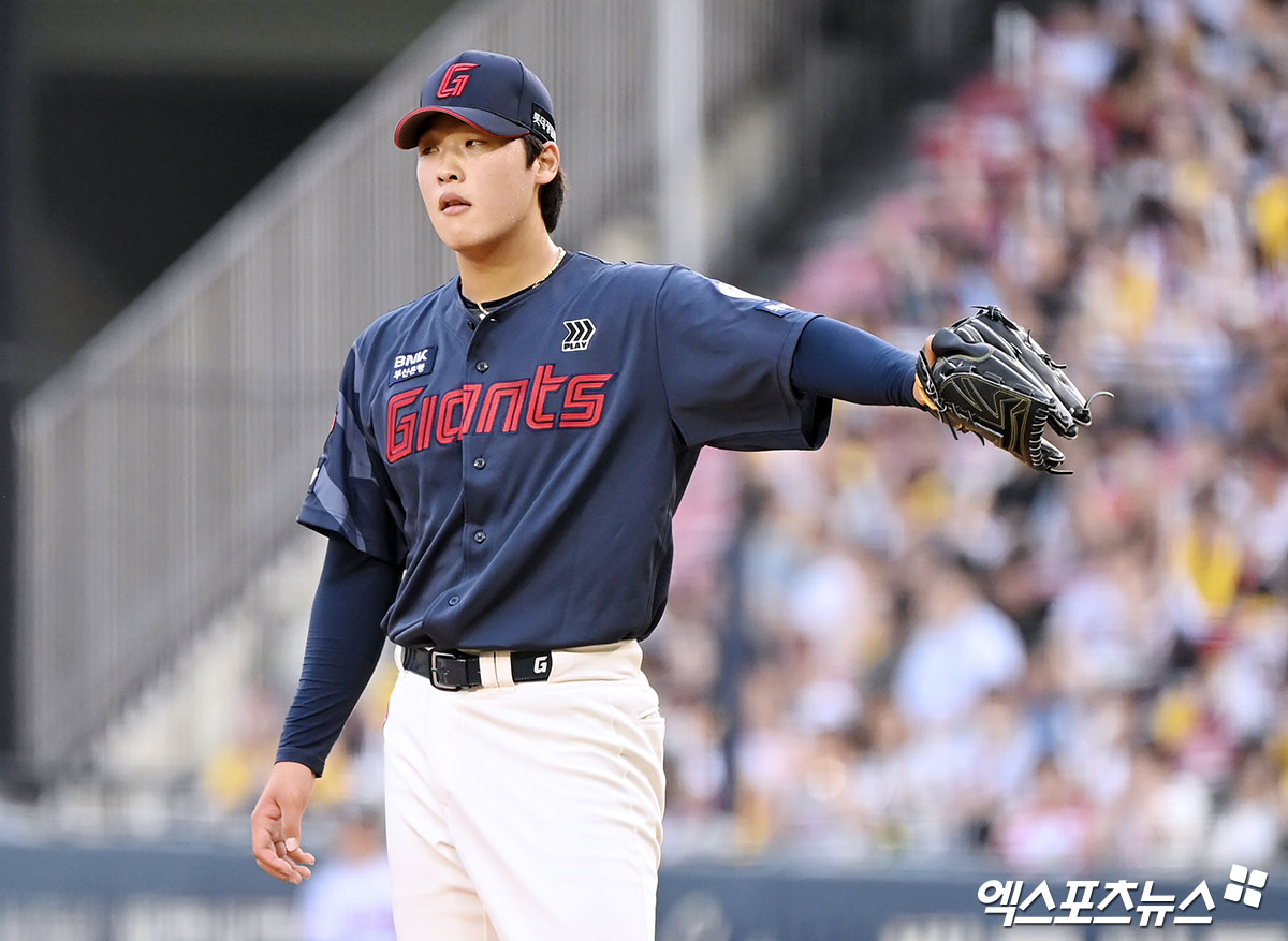 롯데 투수 이민석은 14일 잠실구장에서 열린 '2024 신한 SOL Bank KBO 리그' LG와 주말 3연전 첫 경기에 선발 등판했다. 이날 2⅓이닝 4실점으로 부진한 투구를 선보였다. 잠실, 김한준 기자