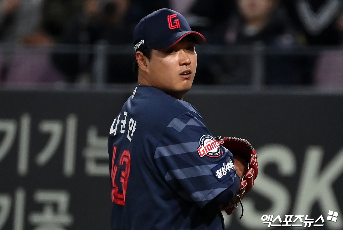  롯데 투수 나균안은 13일 사직구장에서 열린 '2024 신한 SOL Bank KBO 리그' 키움과 주중 3연전 마지막 경기에 선발 등판했다. 이날 5이닝 4실점으로 기대만큼의 투구를 보여주지 못했다. 엑스포츠뉴스 DB