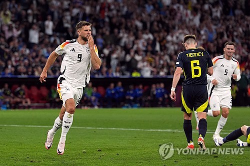 독일이 15일(한국시간) 독일 뮌헨에 있는 풋볼 아레나 뮌헨에서 열린 스코틀랜드와의 유럽축구연맹(UEFA) 유로 2024 A조 개막전 경기에서 5-1 대승을 거두며 산뜻한 출발을 알렸다.   개최국이자 이번 대회 유력 우승 후보 중 한 팀인 독일은 무려 다섯 골을 폭발시키며 기분 좋은 출발을 했다. 연합뉴스