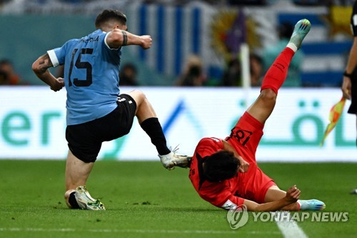 손흥민 팀 동료 로드리고 벤탄쿠르가 아시아인을 대상으로 인종차별 발언을 해 논란을 일으켰다. 벤탄쿠르는 사태의 심각성을 파악하고 곧바로 사과문을 게시했다. 15일 영국 트리뷰나에 따르면 벤탄쿠르는 한 우루과이 매체와의 인터뷰에서 인터뷰 진행자가 손흥민 유니폼을 구해달라고 부탁하자 사촌 것도 괜찮지 않느냐며 그들은 다 똑같이 생겼다고 인종차별적인 발언을 내뱉었다. 이후 SNS에서 벤탄쿠르의 발언이 부적절했다는 지적이 잇따랐고, 벤탄쿠르는 자신의 SNS에 손흥민을 태그한 후 사과문을 게시했다. 연합뉴스