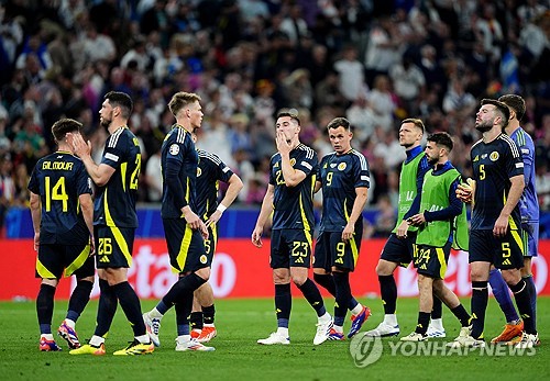 스코틀랜드가 15일(한국시간) 독일 뮌헨에 있는 풋볼 아레나 뮌헨에서 열린 독일과의 UEFA 유로 2024 A조 개막전에서 1-5 대패를 당했다. 스코틀랜드 축구의 레전드인 알렉스 퍼거슨 경이 이날 경기장을 찾은 가운데 스코틀랜드는 슈팅을 단 하나도 기록하지 못하는 굴욕적인 경기력을 보였다. 연합뉴스