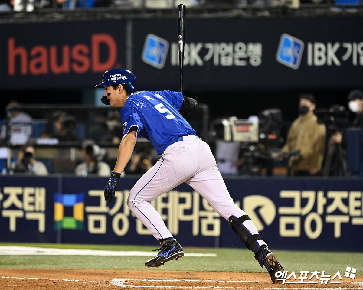 삼성 라이온즈 캡틴이자 간판타자인 구자욱이 14일 창원 NC파크에서 열린 '2024 신한 SOL 뱅크 KBO리그' NC 다이노스와의 원정 경기에서 7회 결승타, 9회 쐐기 2타점 적시타를 때리며 소속팀의 7-4 승리를 이끌었다. 삼성은 구자욱의 3타점 맹활약과 이재현의 4안타 등으로 승리하면서 선두 KIA, 2위 LG를 비짝 따라잡는 3위를 지켜냈다. 엑스포츠뉴스DB