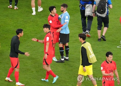 벤탕쿠르가 15일(한국시간) 우루과이의 한 방송 프로그램 '포르 라 카미세타(Por la Camiseta)'에 출연해 농담을 하다가 손흥민과 아시아인을 향해 인종차별 발언을 해 논란이 됐다. 해당 발언이 사회관계망서비스(SNS)에 퍼지면서 인종 차별 논란이 일었고 이것이 커지자, 베탕쿠르는 곧바로 사과했다. 하지만 지난 2017년 한국에서 인종차별 행동이 포함된 세레머니를 한 페데리코 발베르데에 이어 벤탕쿠르도 인종차별적 발언을 하면서 게속된 남미 지역 선수들의 행동이 눈살을 찌뿌리게 하고 있다. 연합뉴스