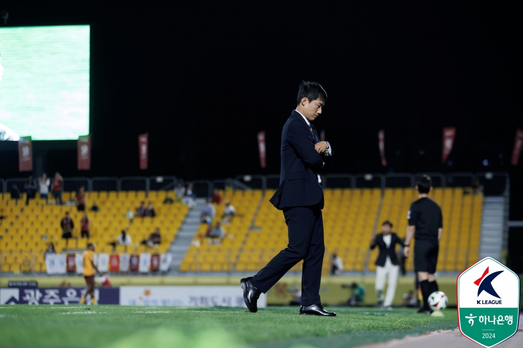  한국프로축구연맹이 새로 도입한 재정 건전화 규정을 지키지 못한 프로축구 K리그1 광주FC가 입장문을 통해 대응 방안을 마련하고 있다고 했다. 광주는 과대 계상한 수입만큼 끌어 올릴 때까지 시즌 중 이적시장 활동이 금지된다. 한국프로축구연맹