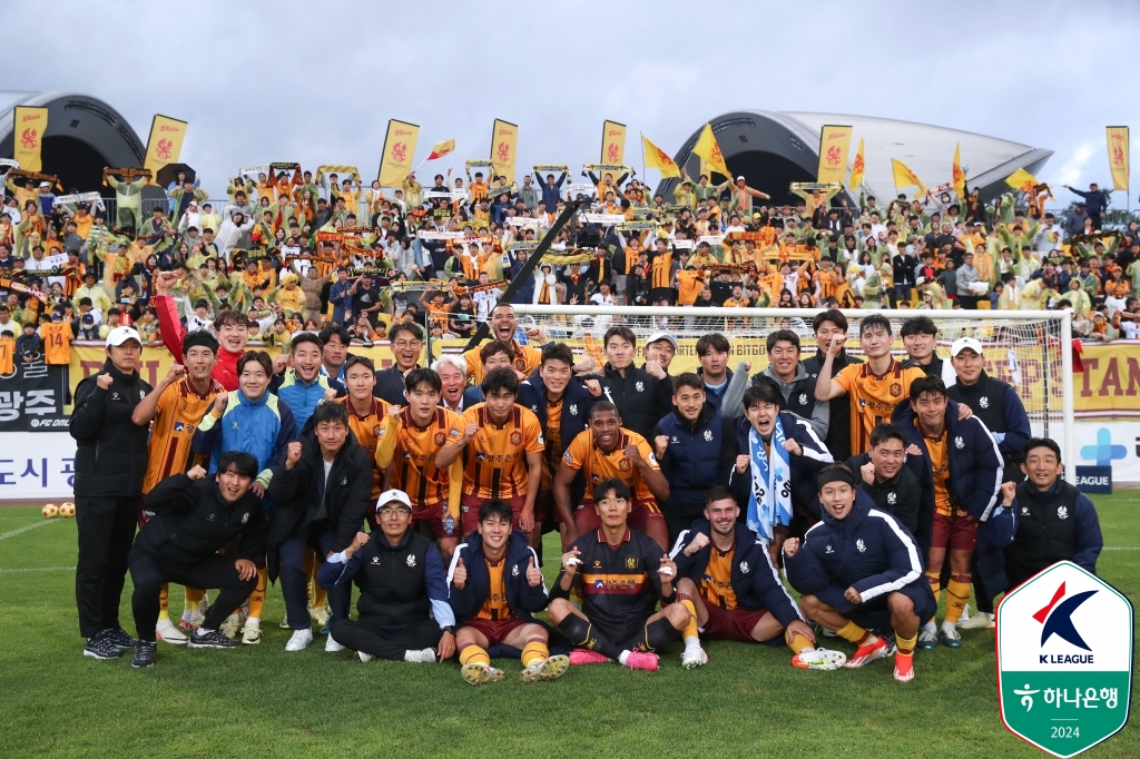  한국프로축구연맹이 새로 도입한 재정 건전화 규정을 지키지 못한 프로축구 K리그1 광주FC가 입장문을 통해 대응 방안을 마련하고 있다고 했다. 광주는 과대 계상한 수입만큼 끌어 올릴 때까지 시즌 중 이적시장 활동이 금지된다. 한국프로축구연맹